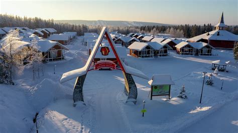 SANTA CLAUS HOLIDAY VILLAGE .